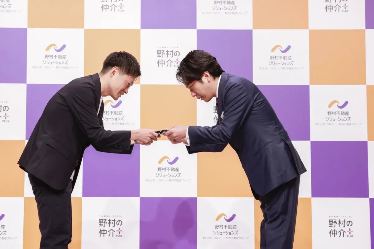 【二宮和也】人生初の会社員に！？「野村の仲介プラス」新CM発表会で社長直々の辞令交付！相葉雅紀との遭遇エピソードも