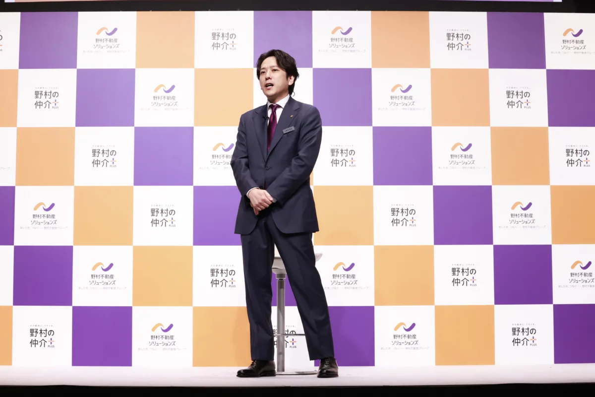【二宮和也】人生初の会社員に！？「野村の仲介プラス」新CM発表会で社長直々の辞令交付！相葉雅紀との遭遇エピソードも