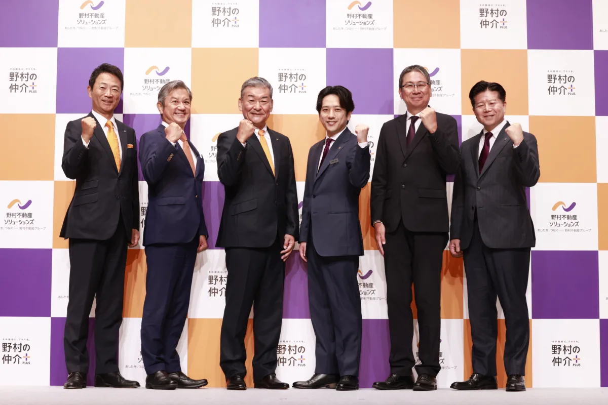 【二宮和也】人生初の会社員に！？「野村の仲介プラス」新CM発表会で社長直々の辞令交付！相葉雅紀との遭遇エピソードも