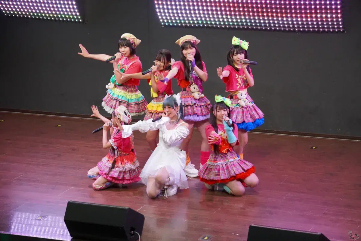 仮面女子・NONOA、純白のドレスで魅せた改名後初の生誕祭！新体制9人へのバトンを繋ぐ熱狂ライブレポート＆特別インタビュー