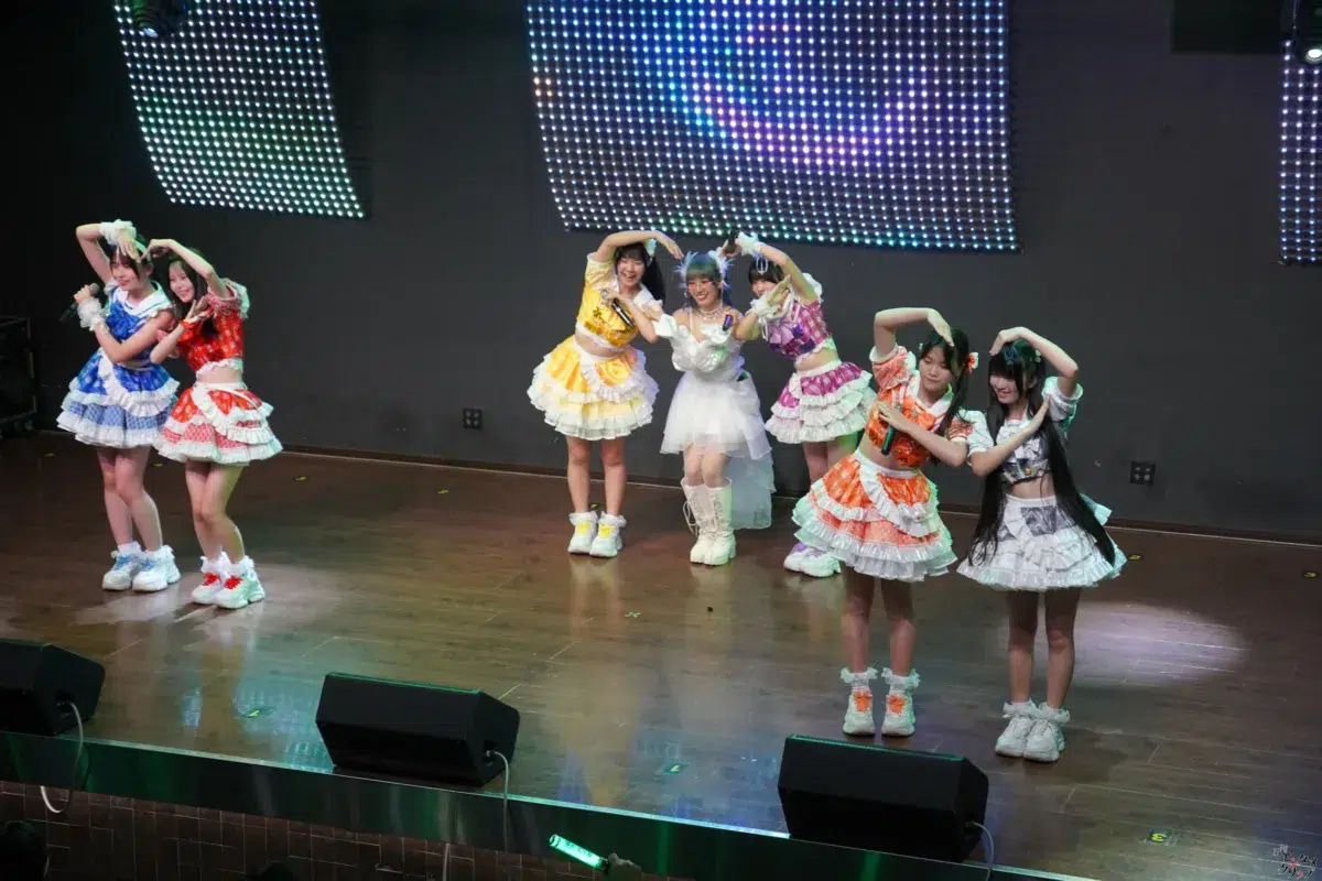 仮面女子・NONOA、純白のドレスで魅せた改名後初の生誕祭！新体制9人へのバトンを繋ぐ熱狂ライブレポート＆特別インタビュー