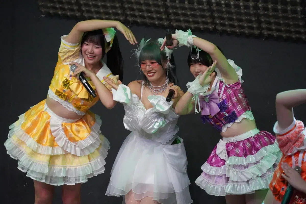 仮面女子・NONOA、純白のドレスで魅せた改名後初の生誕祭！新体制9人へのバトンを繋ぐ熱狂ライブレポート＆特別インタビュー