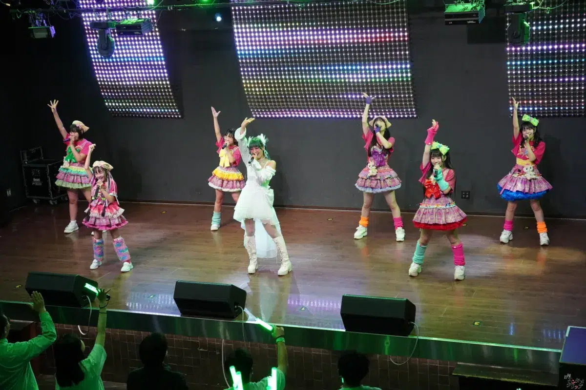 仮面女子・NONOA、純白のドレスで魅せた改名後初の生誕祭！新体制9人へのバトンを繋ぐ熱狂ライブレポート＆特別インタビュー