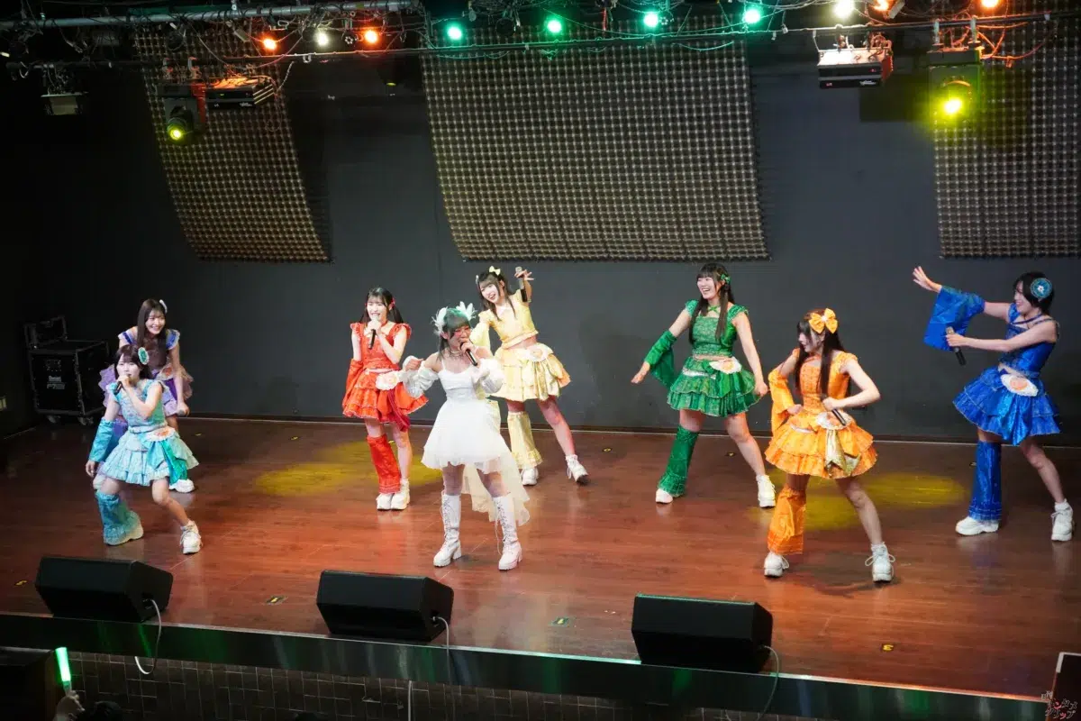 仮面女子・NONOA、純白のドレスで魅せた改名後初の生誕祭！新体制9人へのバトンを繋ぐ熱狂ライブレポート＆特別インタビュー