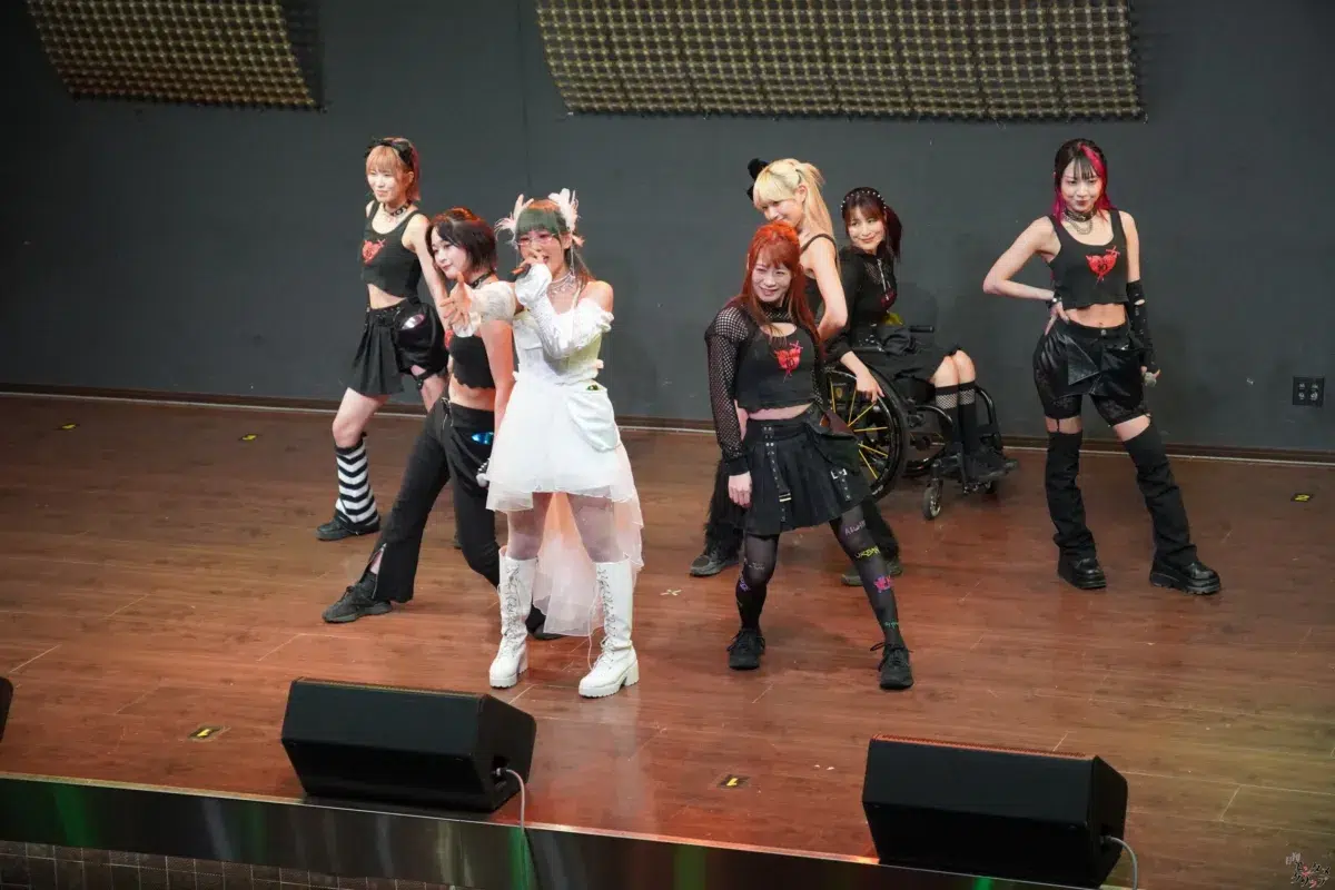 仮面女子・NONOA、純白のドレスで魅せた改名後初の生誕祭！新体制9人へのバトンを繋ぐ熱狂ライブレポート＆特別インタビュー
