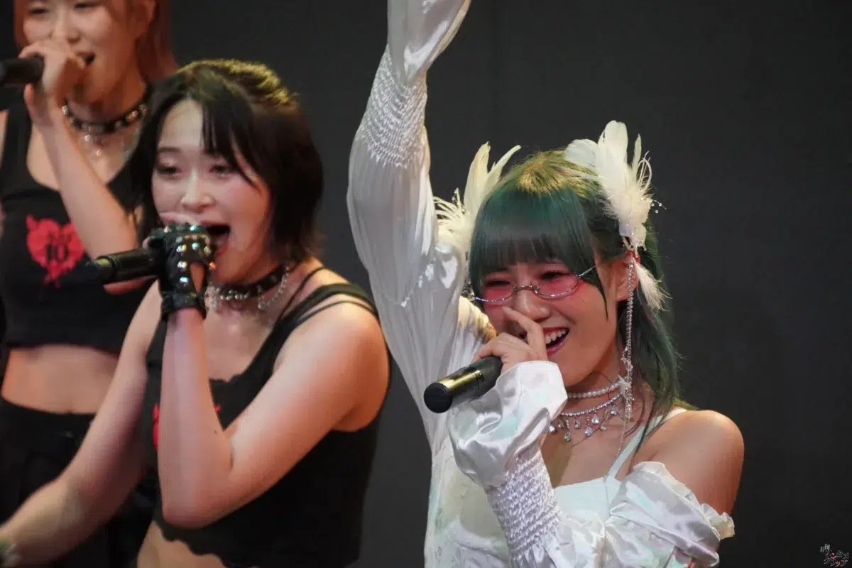 仮面女子・NONOA、純白のドレスで魅せた改名後初の生誕祭！新体制9人へのバトンを繋ぐ熱狂ライブレポート＆特別インタビュー
