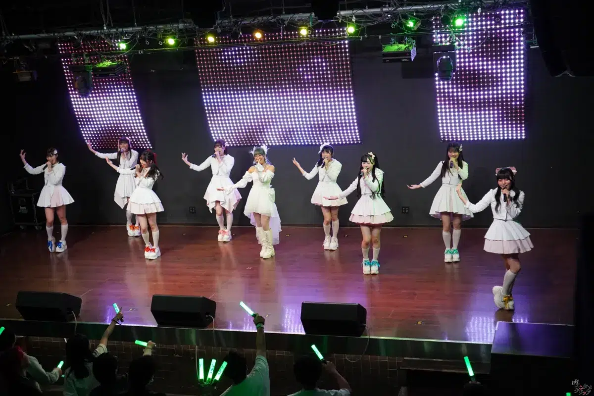 仮面女子・NONOA、純白のドレスで魅せた改名後初の生誕祭！新体制9人へのバトンを繋ぐ熱狂ライブレポート＆特別インタビュー