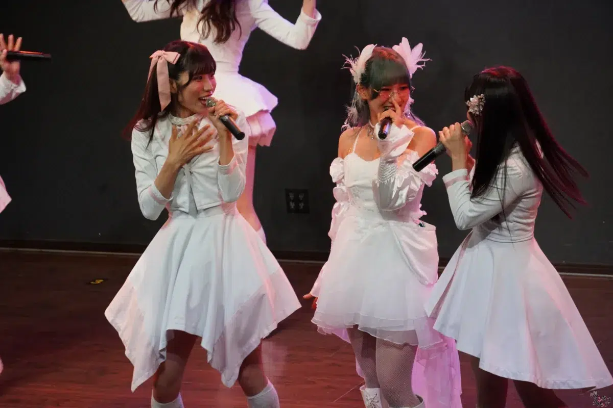 仮面女子・NONOA、純白のドレスで魅せた改名後初の生誕祭！新体制9人へのバトンを繋ぐ熱狂ライブレポート＆特別インタビュー