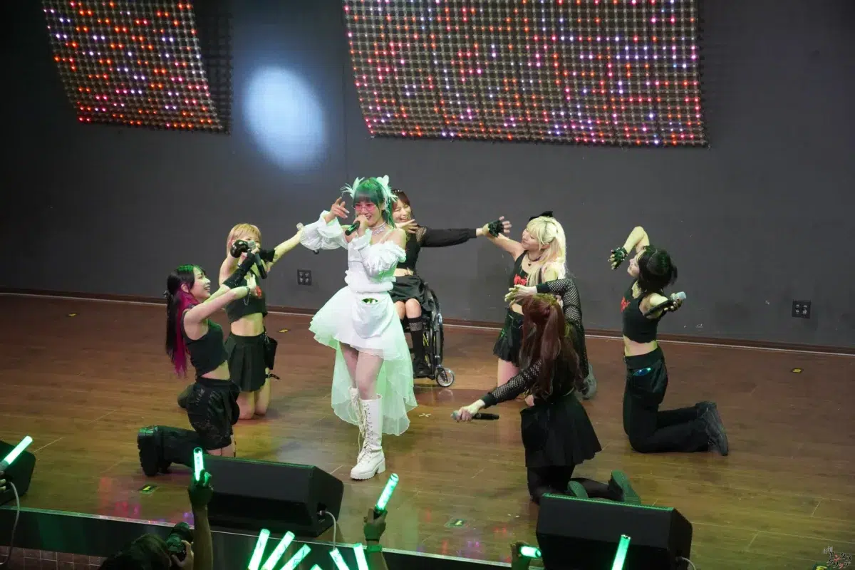仮面女子・NONOA、純白のドレスで魅せた改名後初の生誕祭！新体制9人へのバトンを繋ぐ熱狂ライブレポート＆特別インタビュー