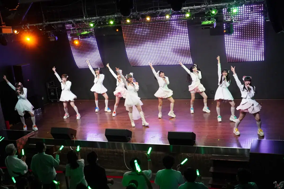 仮面女子・NONOA、純白のドレスで魅せた改名後初の生誕祭！新体制9人へのバトンを繋ぐ熱狂ライブレポート＆特別インタビュー