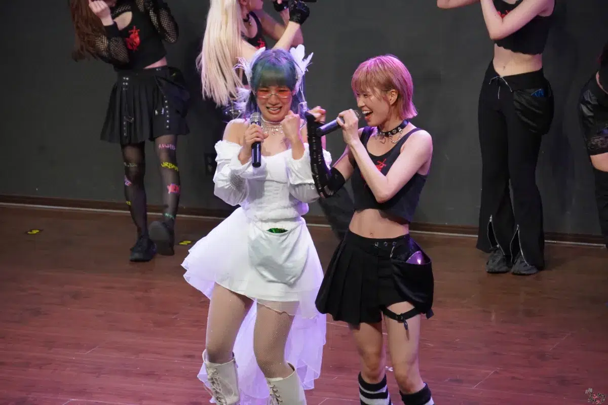 仮面女子・NONOA、純白のドレスで魅せた改名後初の生誕祭！新体制9人へのバトンを繋ぐ熱狂ライブレポート＆特別インタビュー