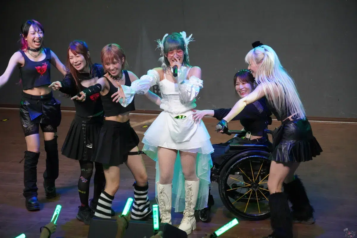 仮面女子・NONOA、純白のドレスで魅せた改名後初の生誕祭！新体制9人へのバトンを繋ぐ熱狂ライブレポート＆特別インタビュー