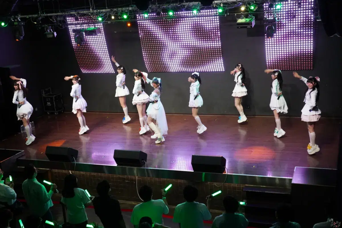 仮面女子・NONOA、純白のドレスで魅せた改名後初の生誕祭！新体制9人へのバトンを繋ぐ熱狂ライブレポート＆特別インタビュー