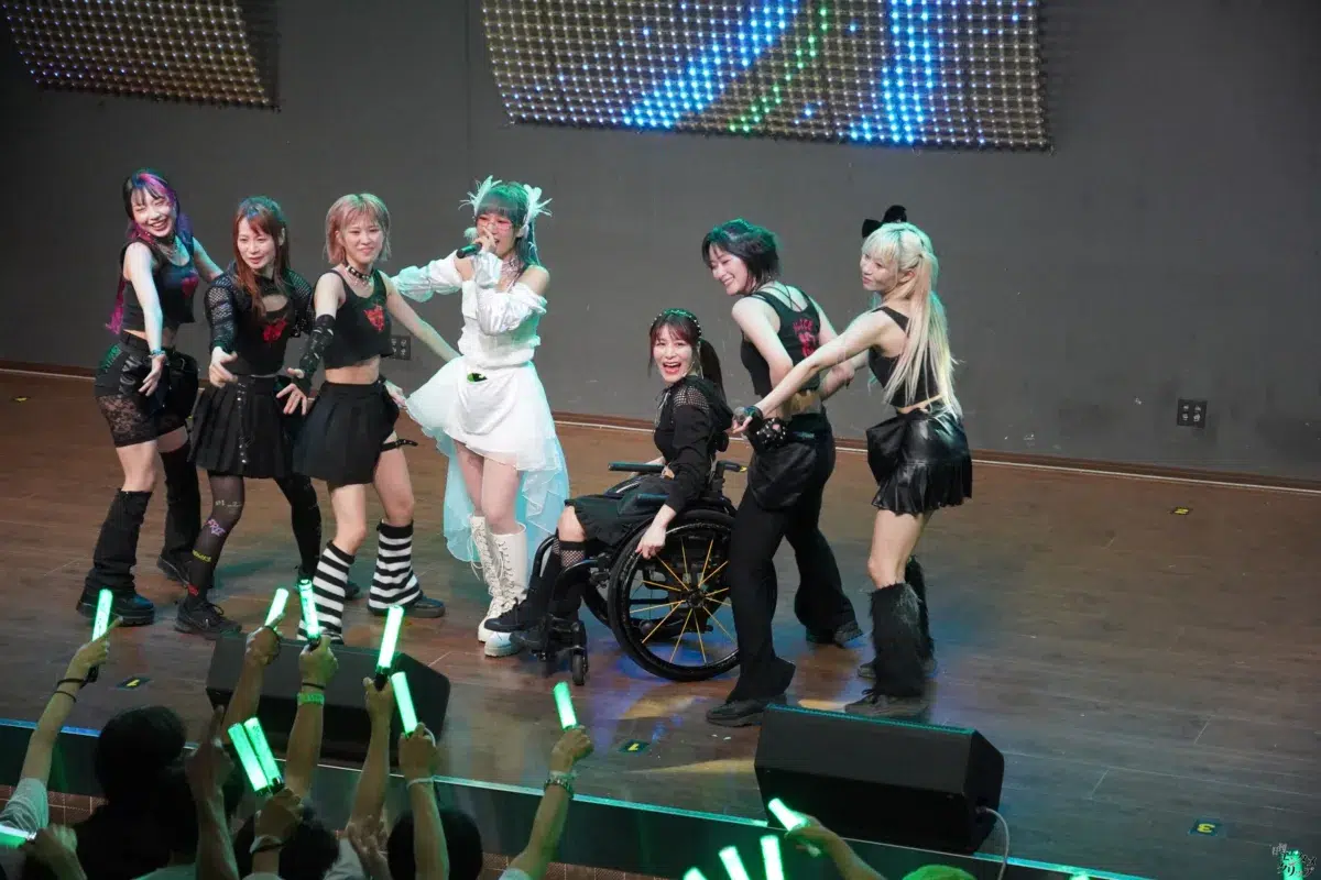 仮面女子・NONOA、純白のドレスで魅せた改名後初の生誕祭！新体制9人へのバトンを繋ぐ熱狂ライブレポート＆特別インタビュー
