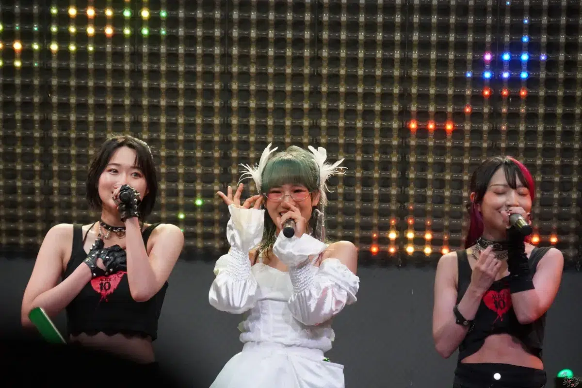 仮面女子・NONOA、純白のドレスで魅せた改名後初の生誕祭！新体制9人へのバトンを繋ぐ熱狂ライブレポート＆特別インタビュー
