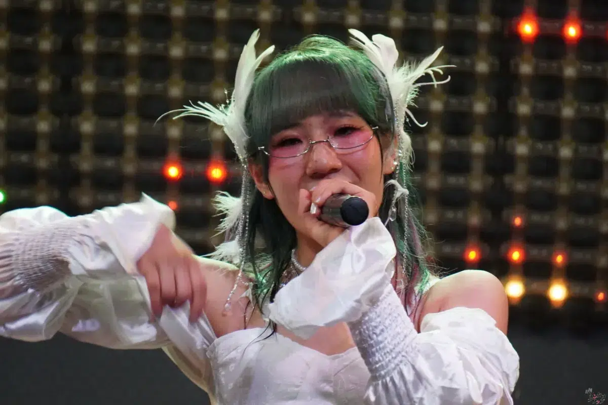 仮面女子・NONOA、純白のドレスで魅せた改名後初の生誕祭！新体制9人へのバトンを繋ぐ熱狂ライブレポート＆特別インタビュー