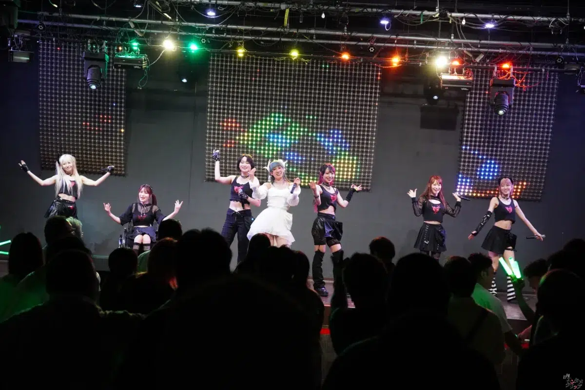 仮面女子・NONOA、純白のドレスで魅せた改名後初の生誕祭！新体制9人へのバトンを繋ぐ熱狂ライブレポート＆特別インタビュー