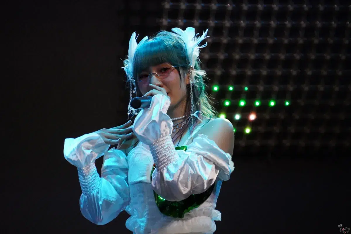 仮面女子・NONOA、純白のドレスで魅せた改名後初の生誕祭！新体制9人へのバトンを繋ぐ熱狂ライブレポート＆特別インタビュー