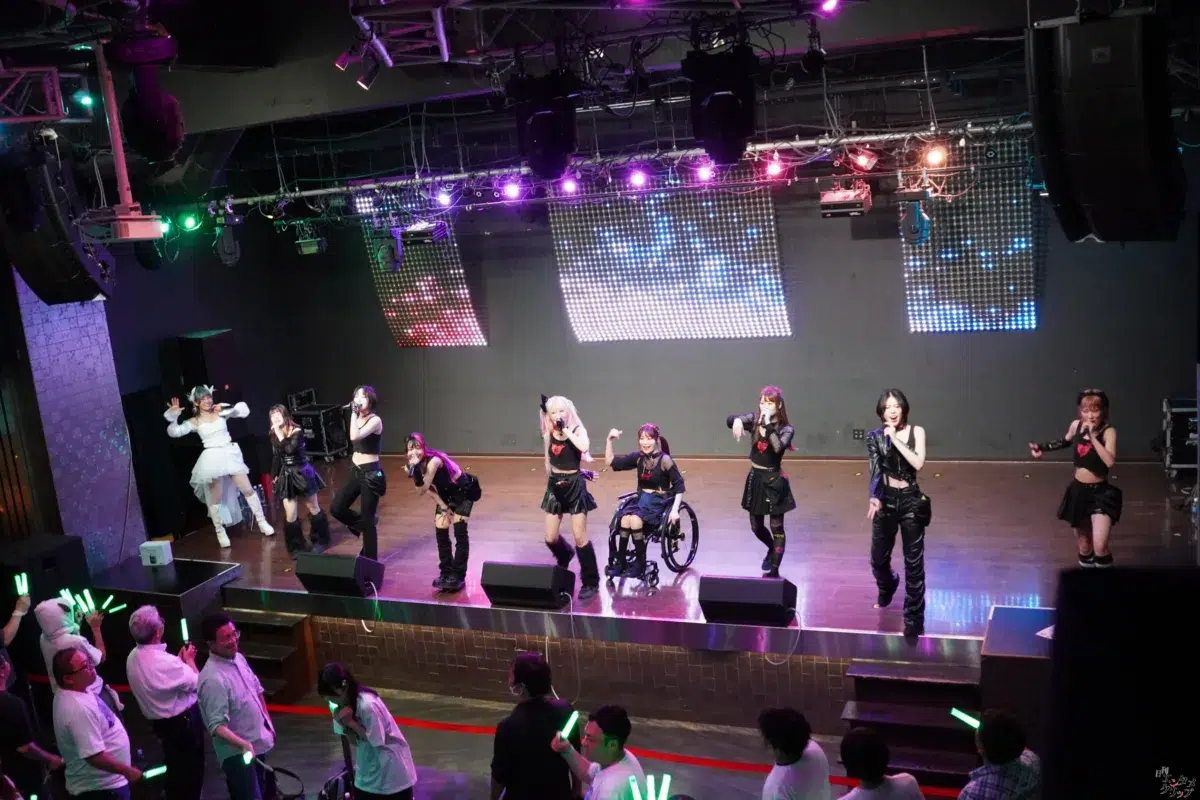 仮面女子・NONOA、純白のドレスで魅せた改名後初の生誕祭！新体制9人へのバトンを繋ぐ熱狂ライブレポート＆特別インタビュー