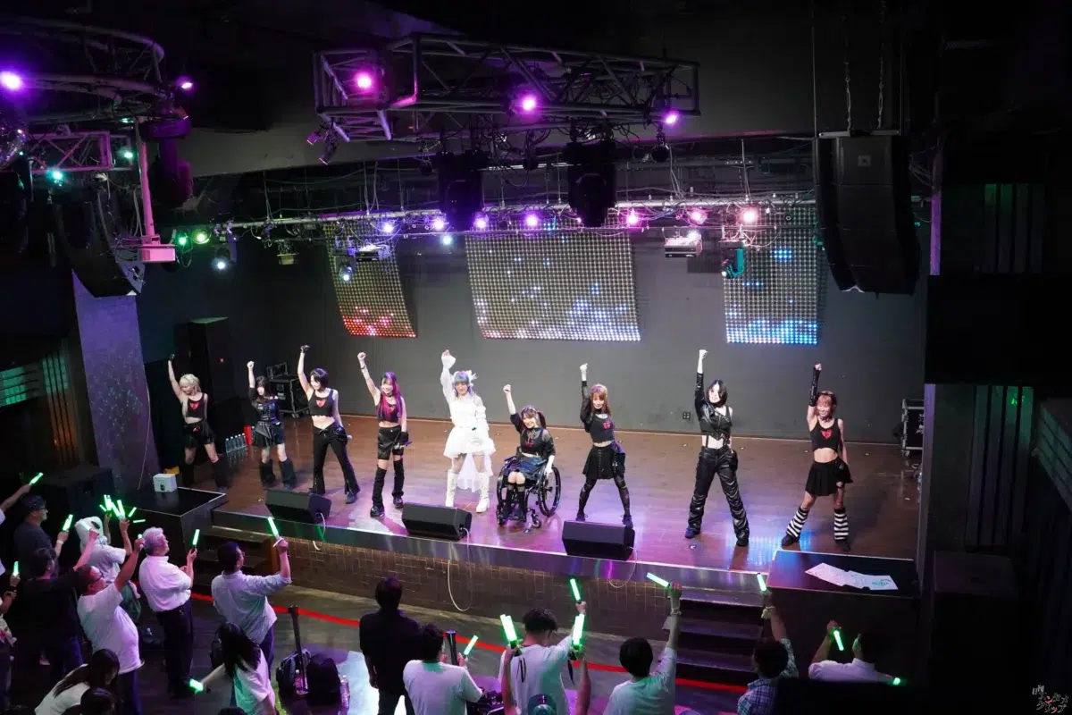 仮面女子・NONOA、純白のドレスで魅せた改名後初の生誕祭！新体制9人へのバトンを繋ぐ熱狂ライブレポート＆特別インタビュー