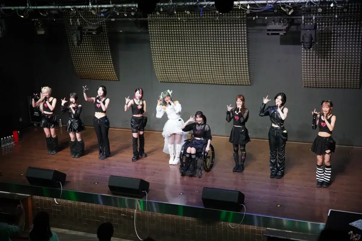 仮面女子・NONOA、純白のドレスで魅せた改名後初の生誕祭！新体制9人へのバトンを繋ぐ熱狂ライブレポート＆特別インタビュー