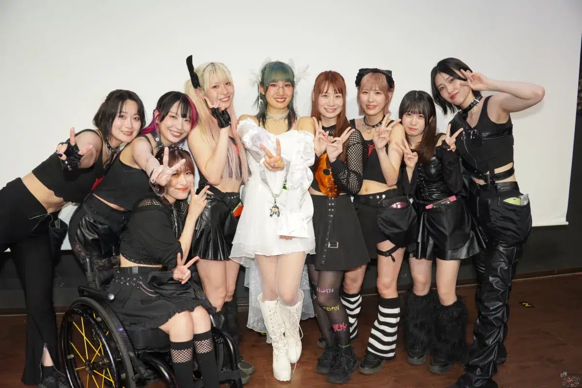 仮面女子・NONOA、純白のドレスで魅せた改名後初の生誕祭！新体制9人へのバトンを繋ぐ熱狂ライブレポート＆特別インタビュー