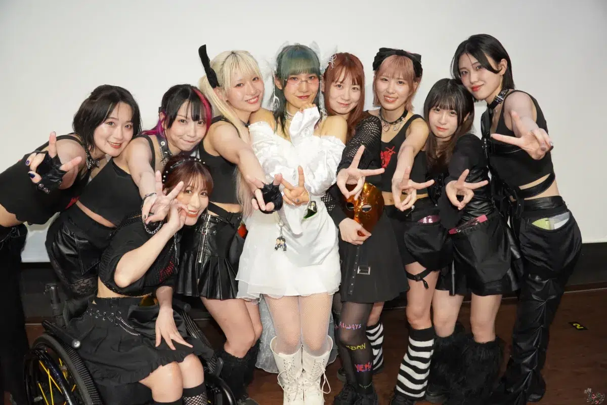 仮面女子・NONOA、純白のドレスで魅せた改名後初の生誕祭！新体制9人へのバトンを繋ぐ熱狂ライブレポート＆特別インタビュー