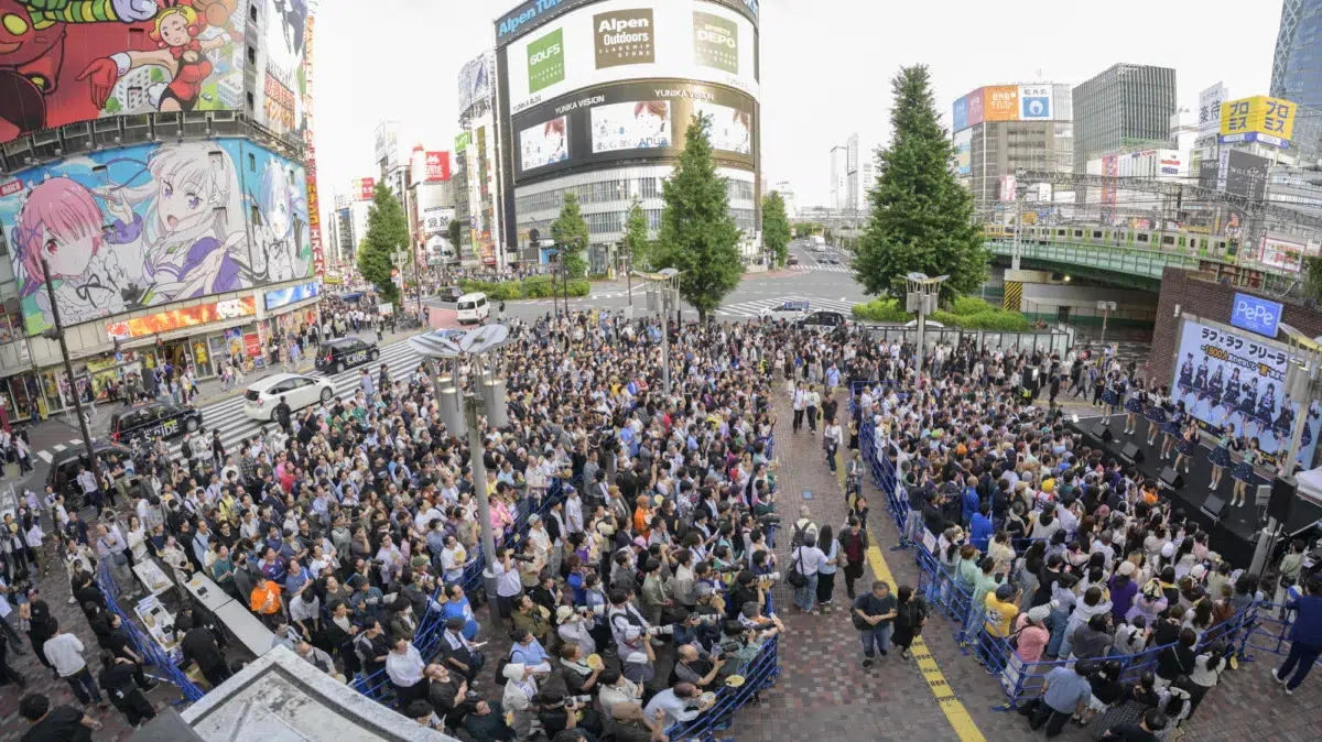 佐久間宣行プロデュース「ラフ×ラフ」新宿駅前フリーライブで1522人を動員！公約達成で全国47都道府県巡業が決定