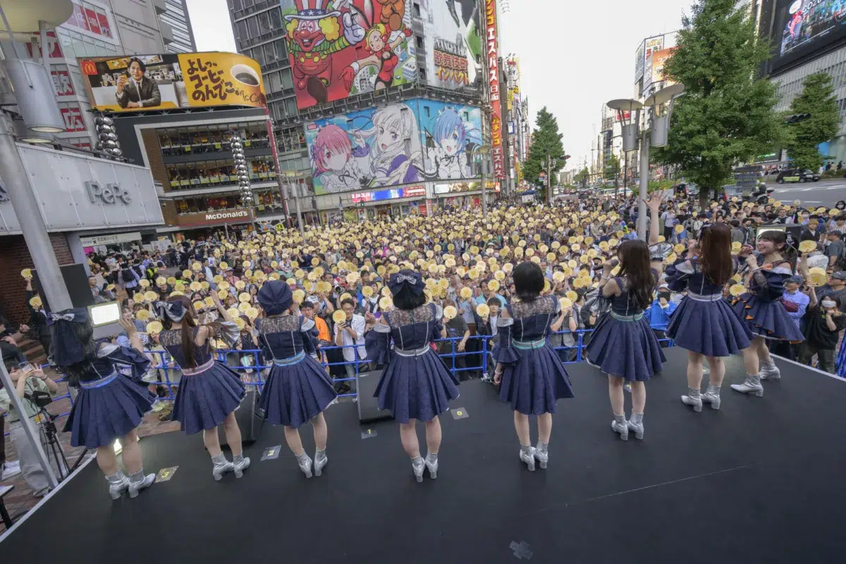佐久間宣行プロデュース「ラフ×ラフ」新宿駅前フリーライブで1522人を動員！公約達成で全国47都道府県巡業が決定