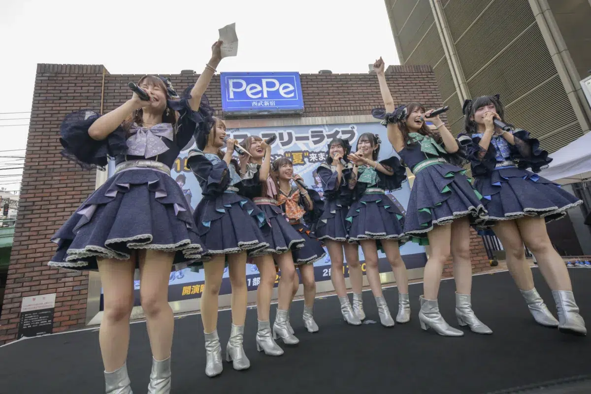 佐久間宣行プロデュース「ラフ×ラフ」新宿駅前フリーライブで1522人を動員！公約達成で全国47都道府県巡業が決定