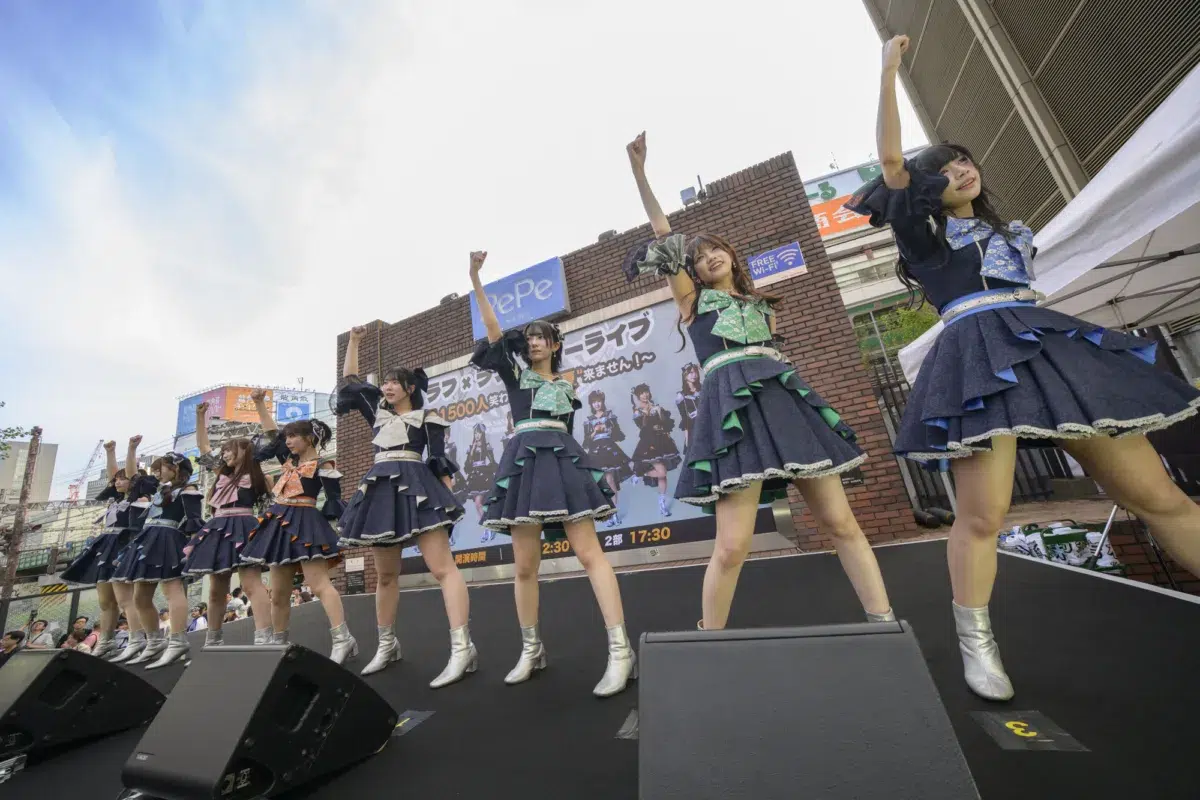 佐久間宣行プロデュース「ラフ×ラフ」新宿駅前フリーライブで1522人を動員！公約達成で全国47都道府県巡業が決定