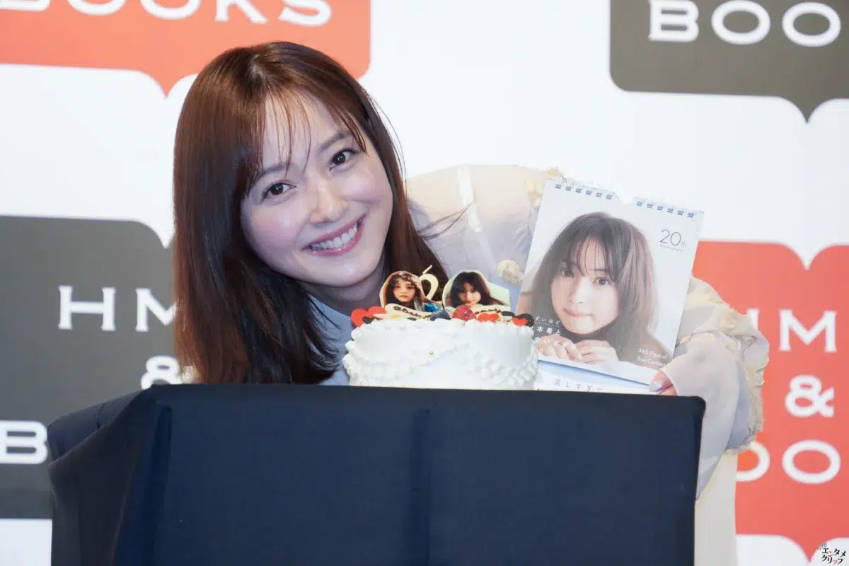 佐々木希、10年ぶり日めくりカレンダー発売！“すっぴん風”お気に入りカットや気まずいエピソードを告白【デビュー20周年】