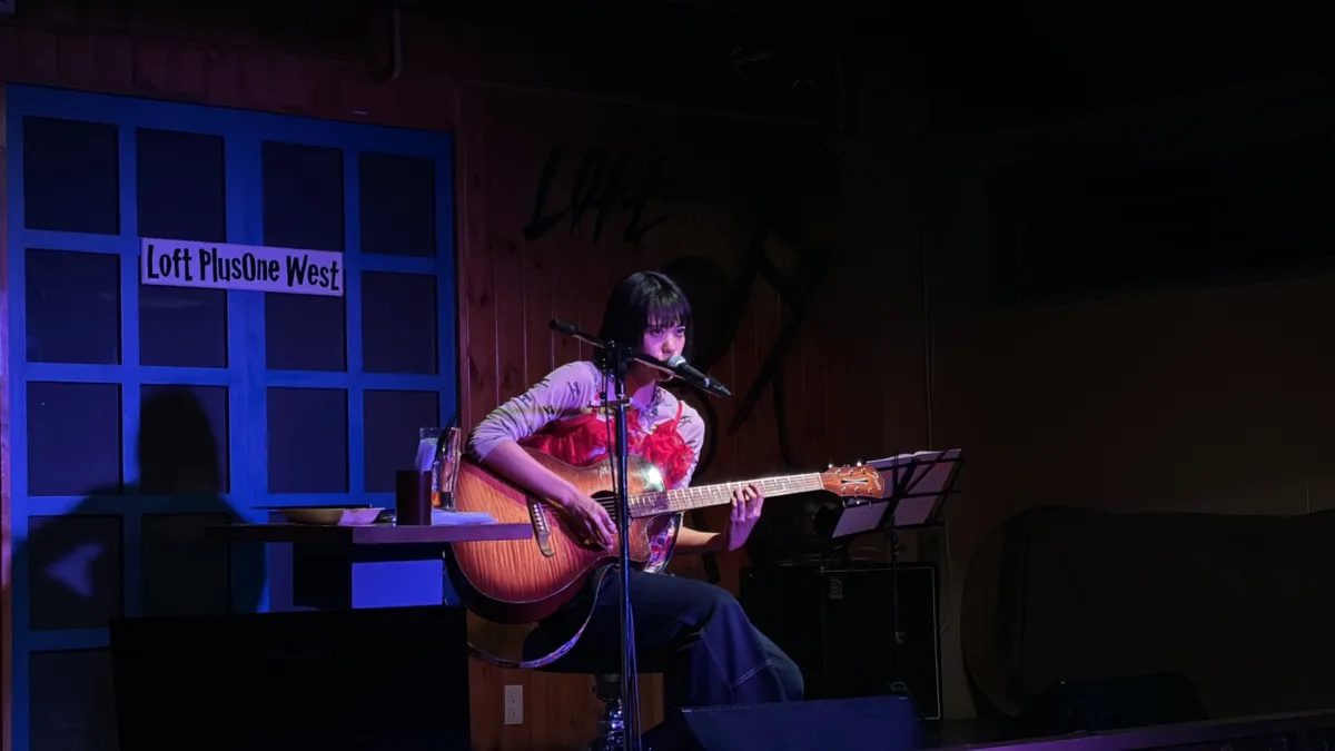 歌って、飲んで、喋り倒す！岸本ゆめの、地元・大阪での弾き語りライブは「豚キムチと生ビール」付き！？ほろ酔い関西弁トークで観客を魅了した『また来たでオカン！』レポ📝