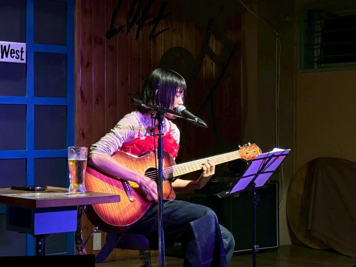 歌って、飲んで、喋り倒す！岸本ゆめの、地元・大阪での弾き語りライブは「豚キムチと生ビール」付き！？ほろ酔い関西弁トークで観客を魅了した『また来たでオカン！』レポ📝