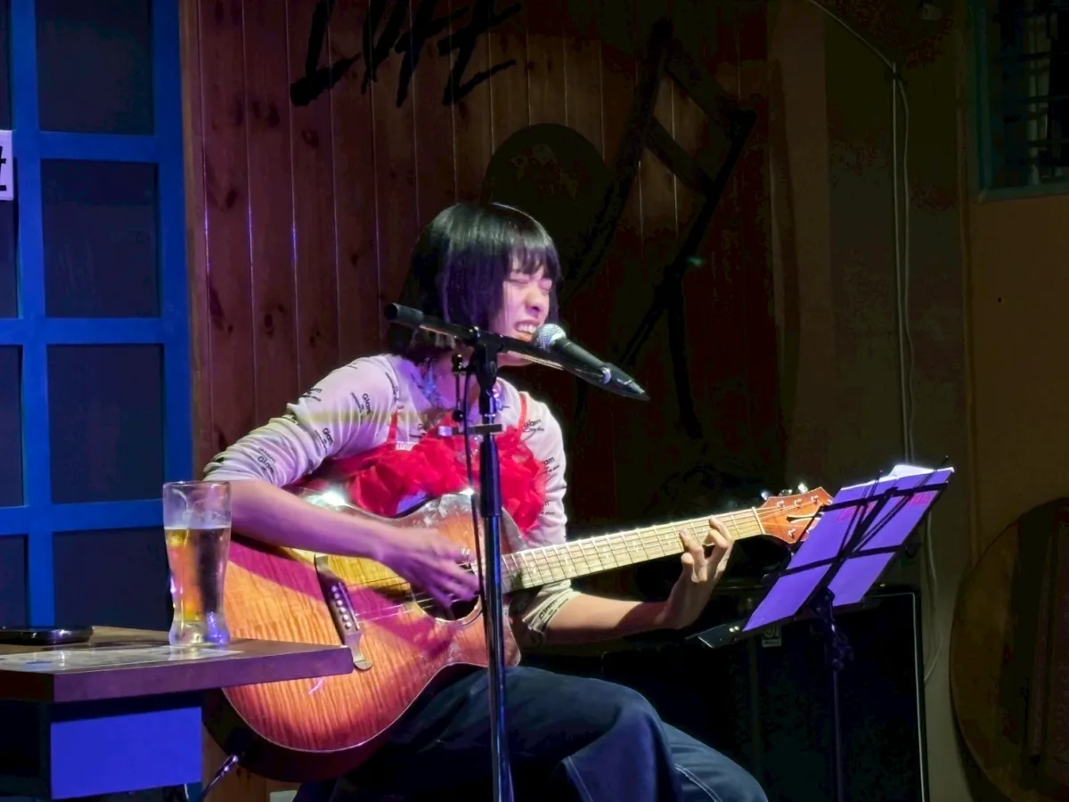 歌って、飲んで、喋り倒す！岸本ゆめの、地元・大阪での弾き語りライブは「豚キムチと生ビール」付き！？ほろ酔い関西弁トークで観客を魅了した『また来たでオカン！』レポ📝