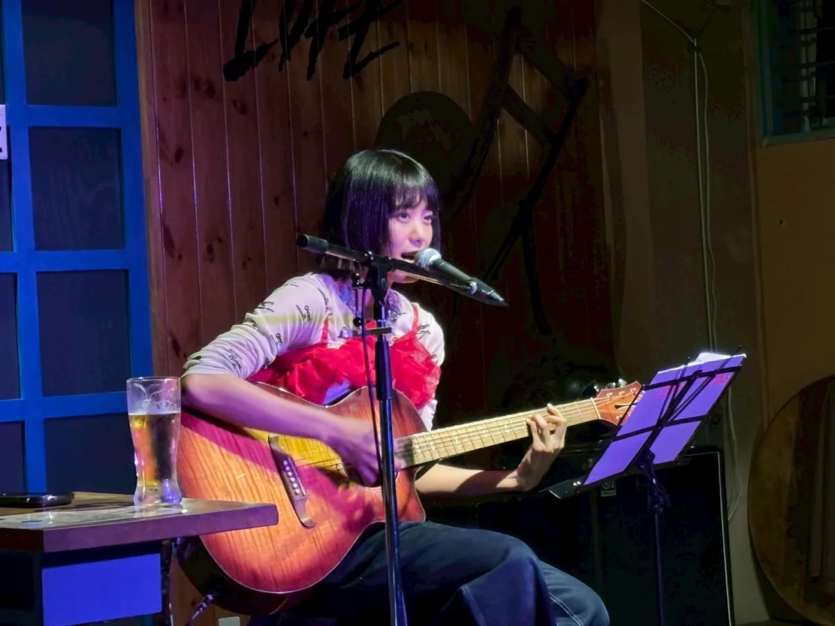 歌って、飲んで、喋り倒す！岸本ゆめの、地元・大阪での弾き語りライブは「豚キムチと生ビール」付き！？ほろ酔い関西弁トークで観客を魅了した『また来たでオカン！』レポ📝