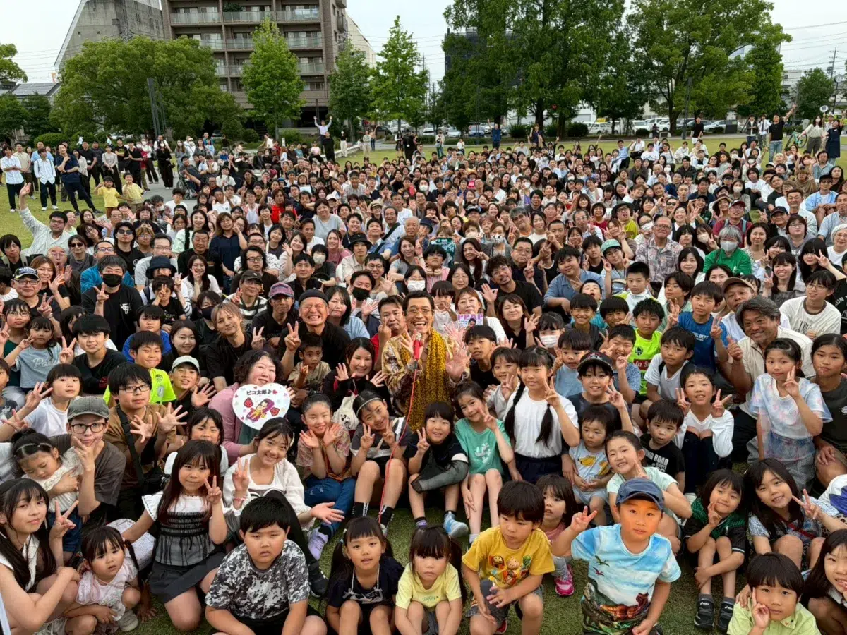 ピコ太郎、岐阜県庁前でファンと一体の新曲『Gifu Me Baby feat. LiSA』MV撮影! 県知事への表敬訪問も! 1 ピコ太郎、岐阜県庁前でファンと一体の新曲『Gifu Me Baby feat. LiSA』MV撮影! 県知事への表敬訪問も!