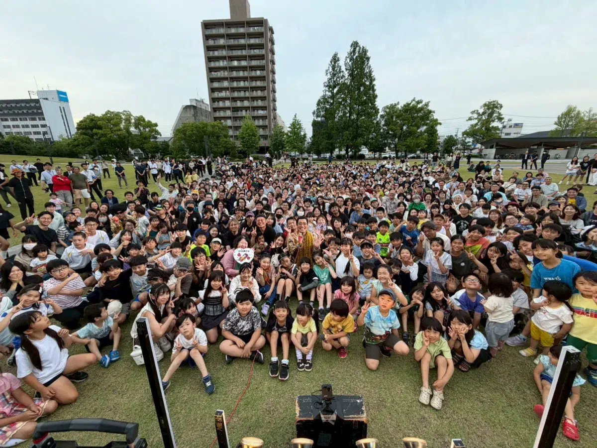 ピコ太郎、岐阜県庁前でファンと一体の新曲『Gifu Me Baby feat. LiSA』MV撮影! 県知事への表敬訪問も! 3 ピコ太郎、岐阜県庁前でファンと一体の新曲『Gifu Me Baby feat. LiSA』MV撮影! 県知事への表敬訪問も!