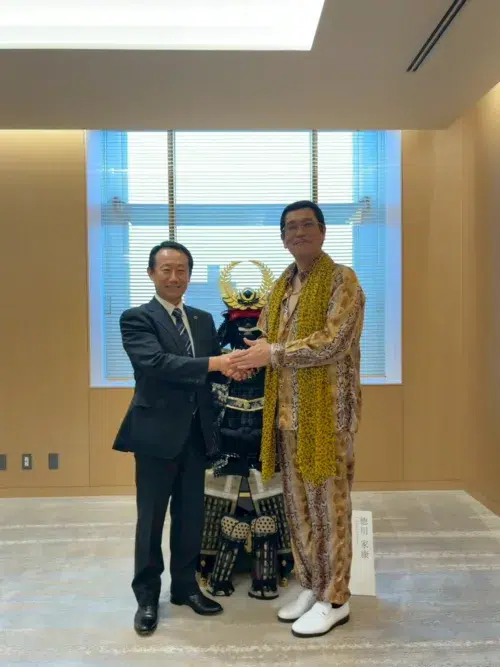 ピコ太郎、岐阜県庁前でファンと一体の新曲『Gifu Me Baby feat. LiSA』MV撮影! 県知事への表敬訪問も! 2 ピコ太郎、岐阜県庁前でファンと一体の新曲『Gifu Me Baby feat. LiSA』MV撮影! 県知事への表敬訪問も!