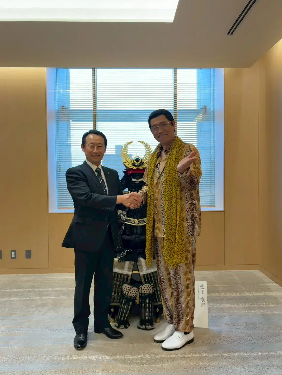 ピコ太郎、岐阜県庁前でファンと一体の新曲『Gifu Me Baby feat. LiSA』MV撮影! 県知事への表敬訪問も! 4 ピコ太郎、岐阜県庁前でファンと一体の新曲『Gifu Me Baby feat. LiSA』MV撮影! 県知事への表敬訪問も!