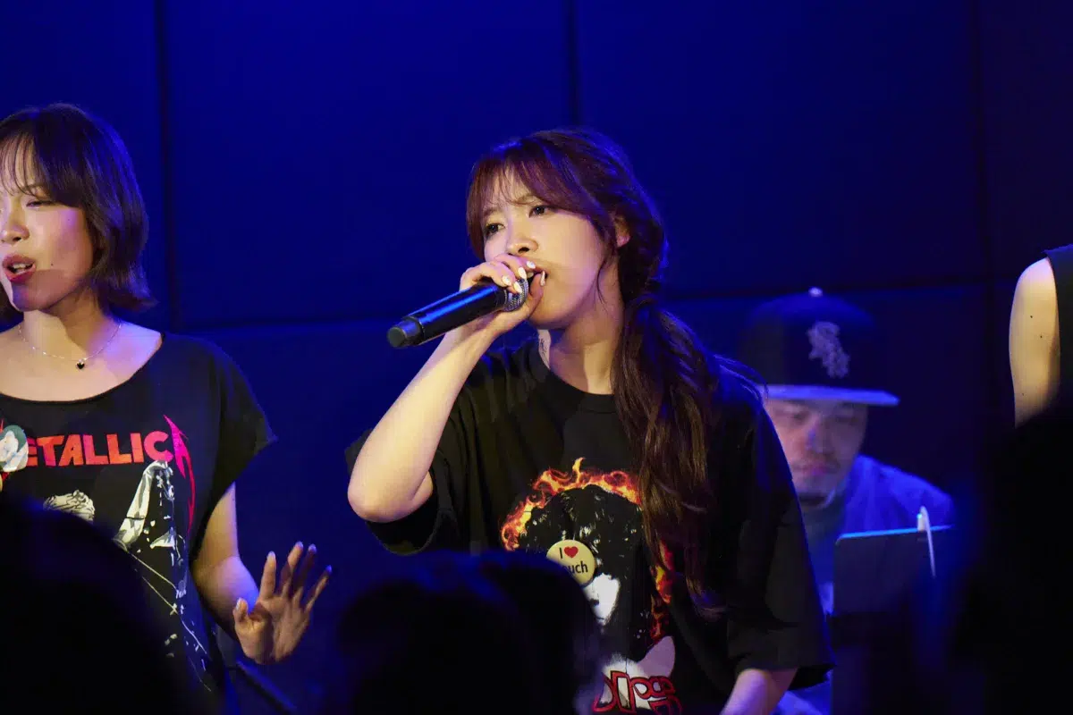 Ettone、「Under The Rug」初の有観客公開収録で見せた“LOOSE POPS”の現在地。Sala、芦田菜名子との共演&新曲初披露に会場が沸く 10 Ettone、「Under The Rug」初の有観客公開収録で見せた“LOOSE POPS”の現在地。Sala、芦田菜名子との共演&新曲初披露に会場が沸く