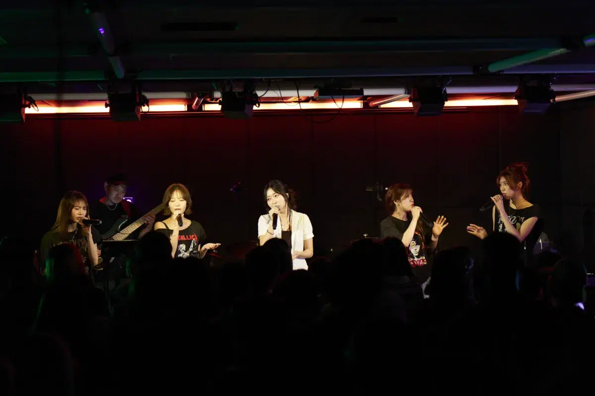 Ettone、「Under The Rug」初の有観客公開収録で見せた“LOOSE POPS”の現在地。Sala、芦田菜名子との共演&新曲初披露に会場が沸く 12 Ettone、「Under The Rug」初の有観客公開収録で見せた“LOOSE POPS”の現在地。Sala、芦田菜名子との共演&新曲初披露に会場が沸く