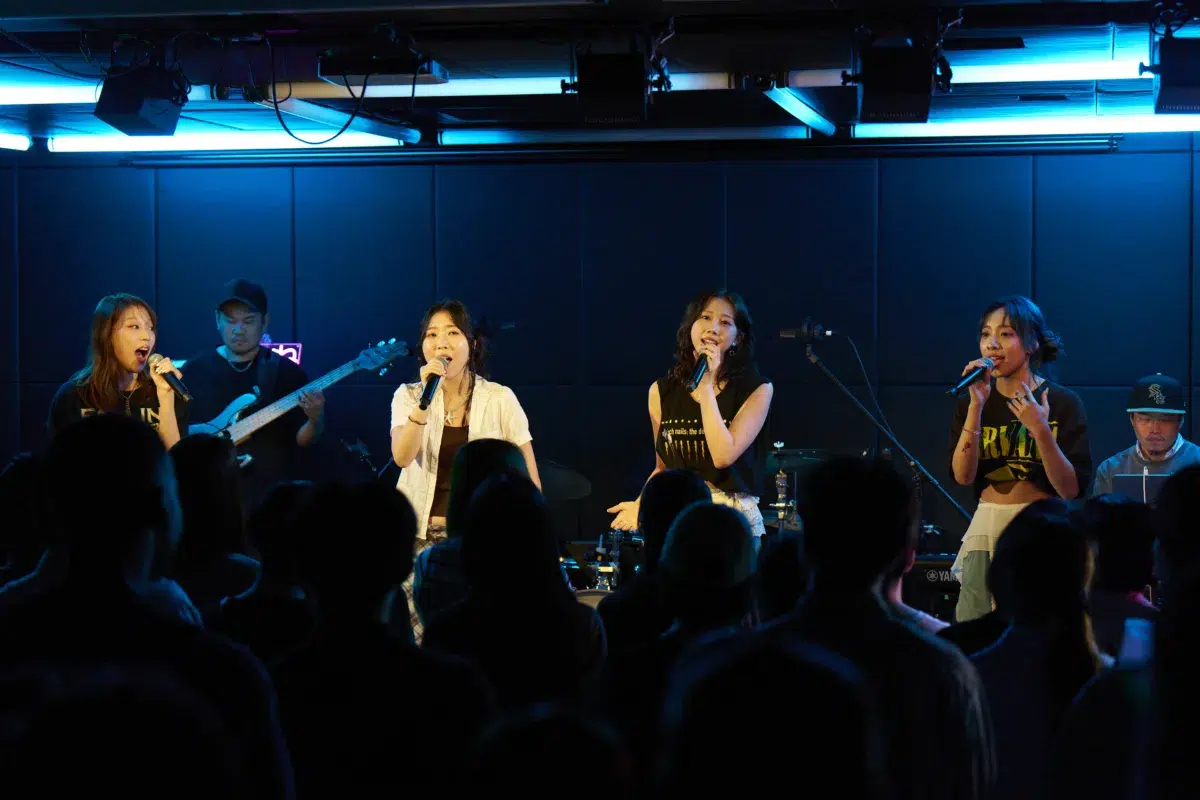 Ettone、「Under The Rug」初の有観客公開収録で見せた“LOOSE POPS”の現在地。Sala、芦田菜名子との共演&新曲初披露に会場が沸く 13 Ettone、「Under The Rug」初の有観客公開収録で見せた“LOOSE POPS”の現在地。Sala、芦田菜名子との共演&新曲初披露に会場が沸く