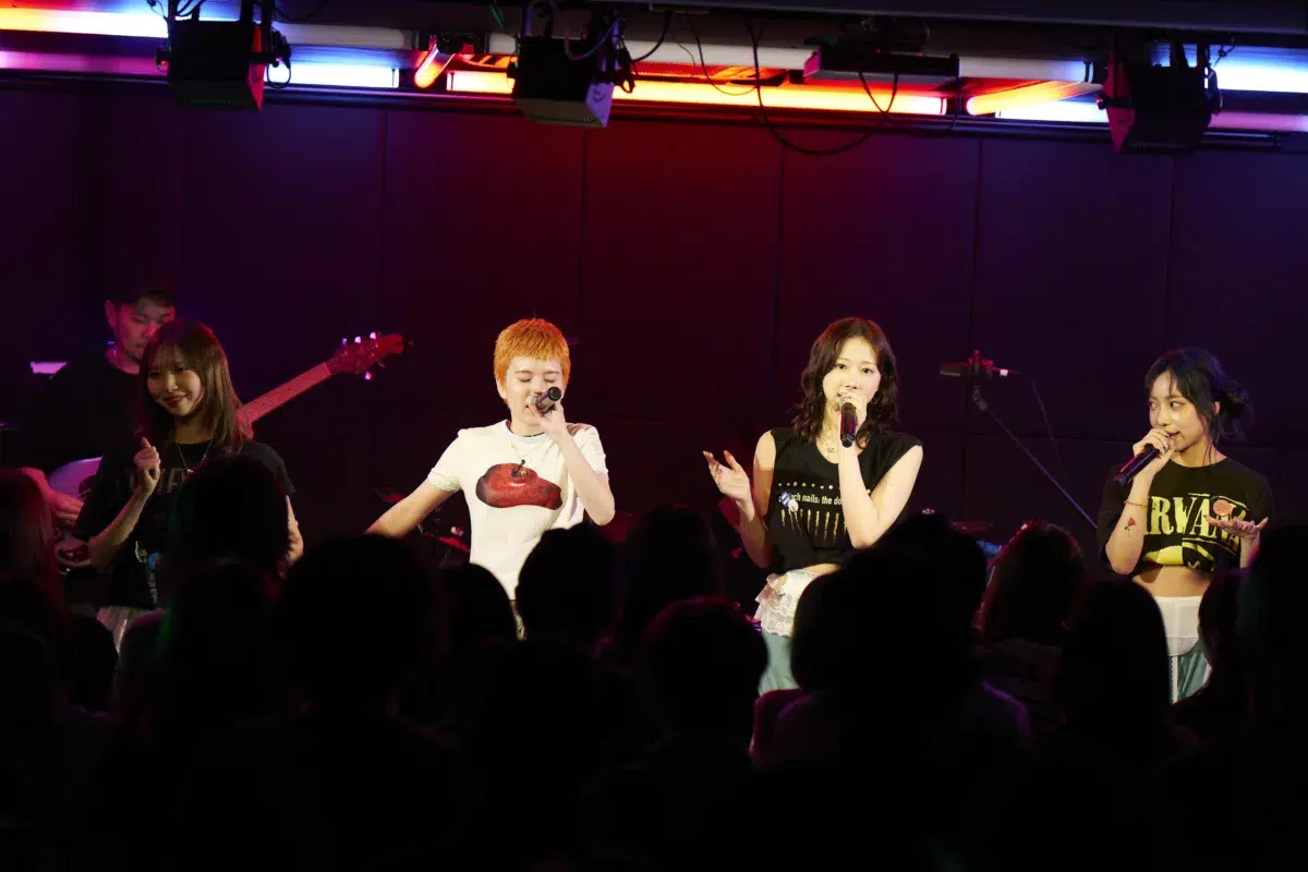 Ettone、「Under The Rug」初の有観客公開収録で見せた“LOOSE POPS”の現在地。Sala、芦田菜名子との共演&新曲初披露に会場が沸く 19 Ettone、「Under The Rug」初の有観客公開収録で見せた“LOOSE POPS”の現在地。Sala、芦田菜名子との共演&新曲初披露に会場が沸く