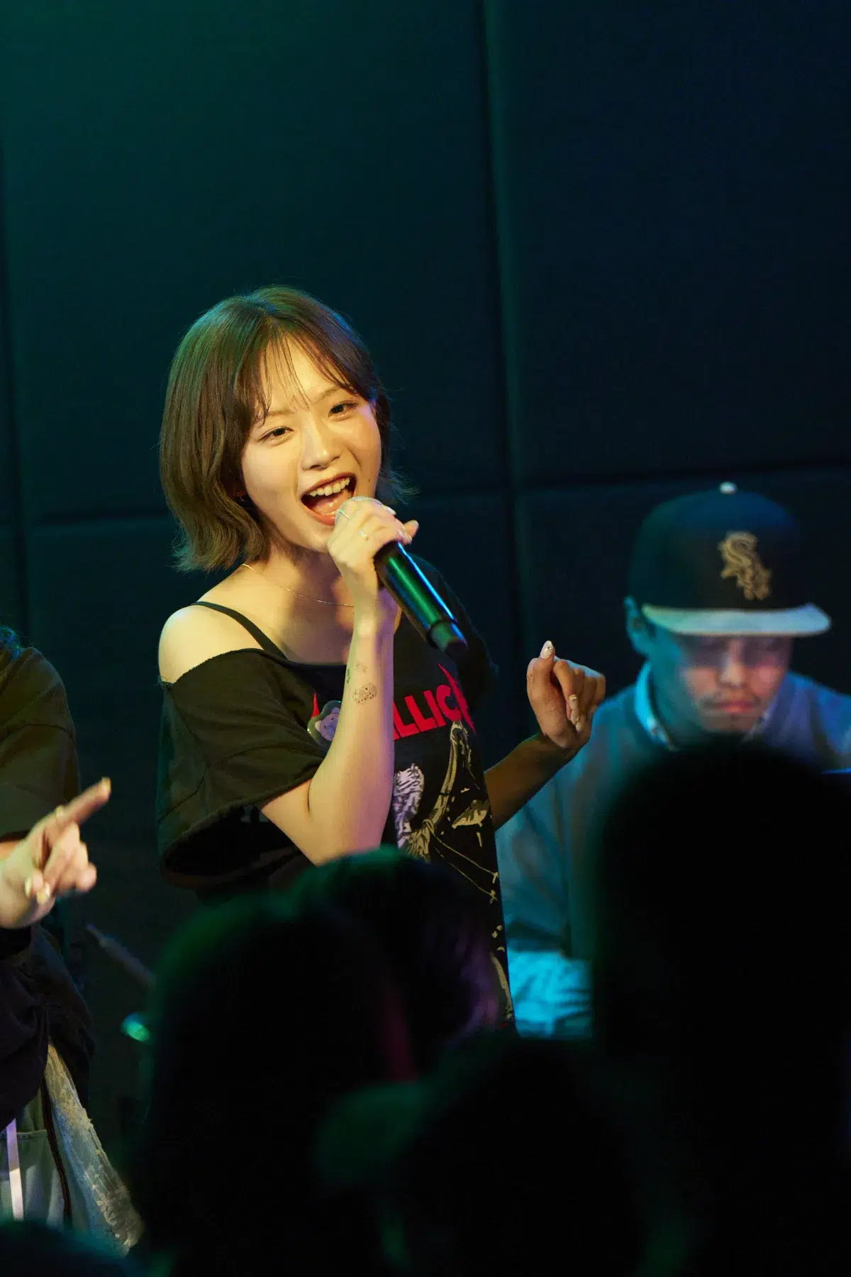 Ettone、「Under The Rug」初の有観客公開収録で見せた“LOOSE POPS”の現在地。Sala、芦田菜名子との共演&新曲初披露に会場が沸く 20 Ettone、「Under The Rug」初の有観客公開収録で見せた“LOOSE POPS”の現在地。Sala、芦田菜名子との共演&新曲初披露に会場が沸く