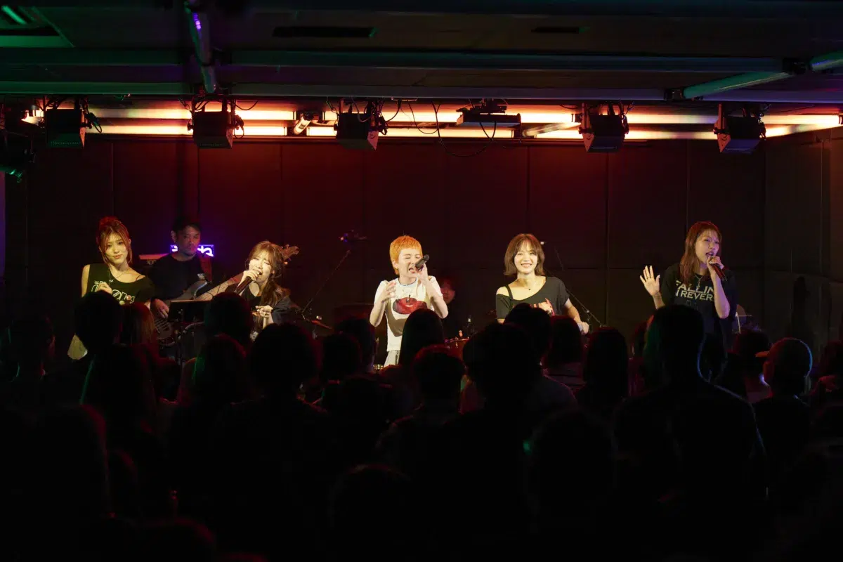 Ettone、「Under The Rug」初の有観客公開収録で見せた“LOOSE POPS”の現在地。Sala、芦田菜名子との共演&新曲初披露に会場が沸く 5 Ettone、「Under The Rug」初の有観客公開収録で見せた“LOOSE POPS”の現在地。Sala、芦田菜名子との共演&新曲初披露に会場が沸く