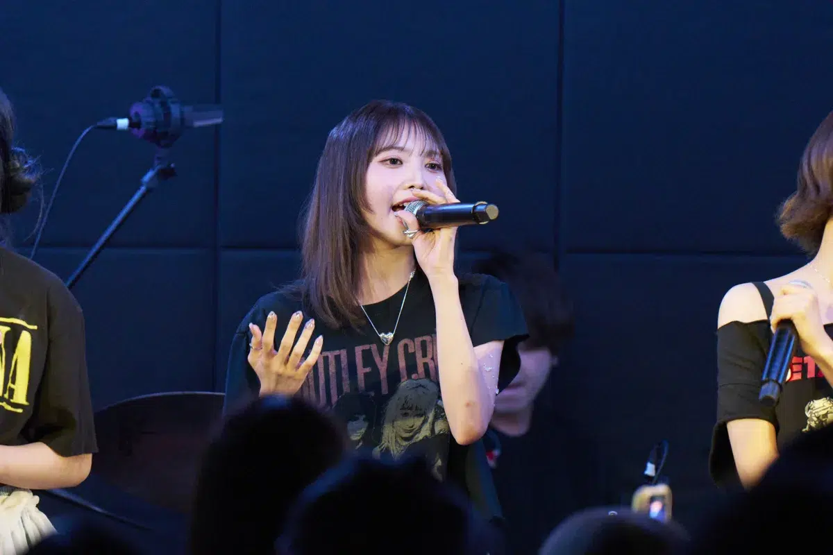 Ettone、「Under The Rug」初の有観客公開収録で見せた“LOOSE POPS”の現在地。Sala、芦田菜名子との共演&新曲初披露に会場が沸く 9 Ettone、「Under The Rug」初の有観客公開収録で見せた“LOOSE POPS”の現在地。Sala、芦田菜名子との共演&新曲初披露に会場が沸く