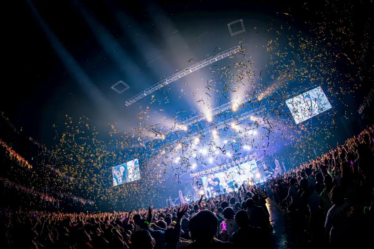 2026年、ともにメジャーデビュー20周年を迎える2組のツーマンライブ「FUNKY MONKEY BΛBY'S × いきものがかり 20周年対バンライブ ～あの日の約束ハタチまSHOW!!～」東京ガーデンシアターにて開催された記念すべきライブのレポート公開！