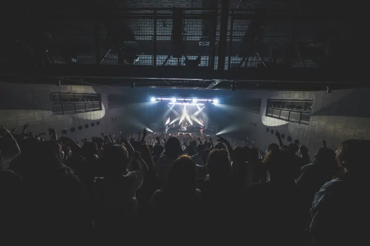 「全員ひっくるめて心奪う、そういうツアーをやろうと思っています」川上洋平 [Alexandros]、デビュー16年の歴史を網羅するようなセトリで『YOU ARE WELCOME TOUR』がスタート。