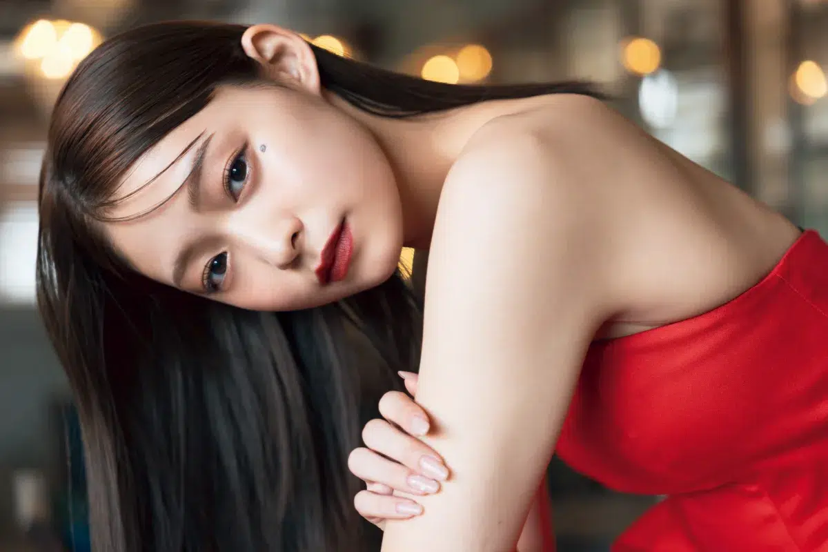 Oha!4キャスター田﨑さくらの初写真集！清楚な朝の顔とは違う「真っ赤なドレス」のギャップにドキッ